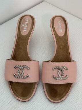 Chanel Pink CC Logo Kitten Heel Open Toe Sandals Lambskin Mules EU 37.5 Shoes
